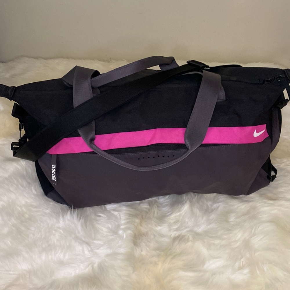 Nike Gym Bag w/ front zip pocket & shoe space